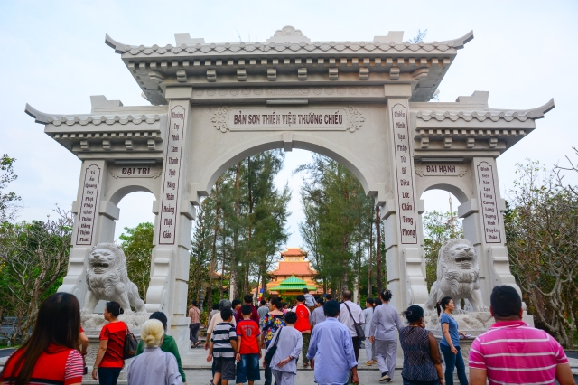 Chùm ảnh: Chùa Giác Ngộ tổ chức hành hương thập tự đầu năm Giáp Ngọ 2014