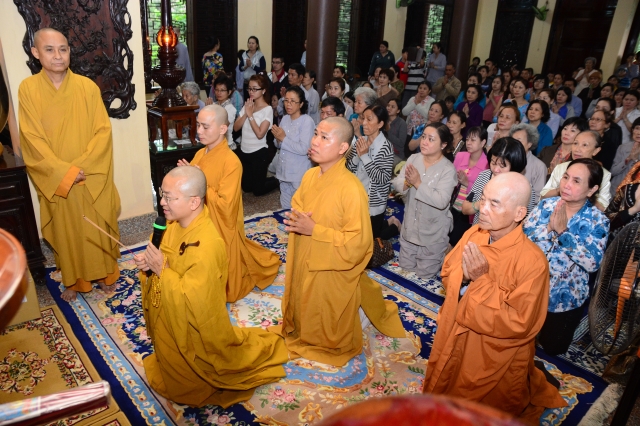 Chùm ảnh: Chùa Giác Ngộ tổ chức hành hương thập tự đầu năm Giáp Ngọ 2014