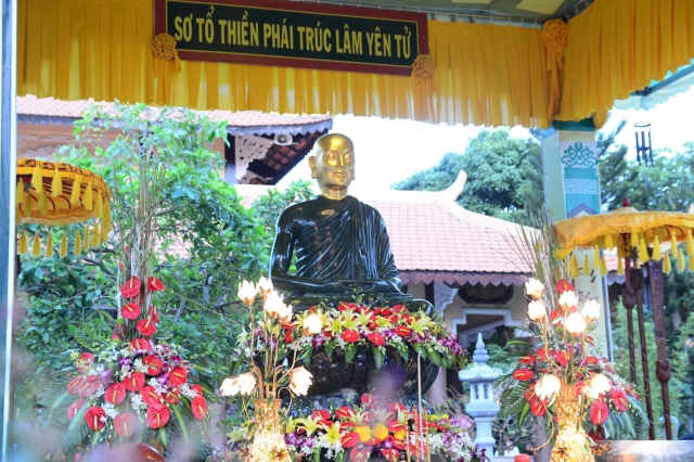 Chùm ảnh: Chùa Giác Ngộ tổ chức hành hương thập tự đầu năm Giáp Ngọ 2014