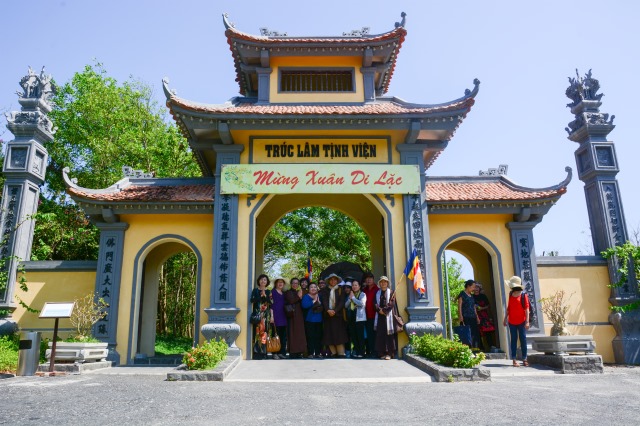 Ghi nhận chuyến du lịch, thuyết giảng và làm từ thiện tại Nha Trang