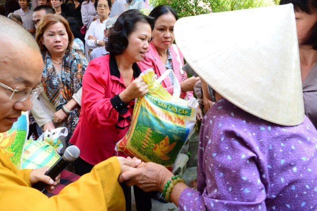 Quỹ Từ Thiện ĐPNN- Chương trình du lịch, nghe pháp và làm từ thiện tại Nha Trang