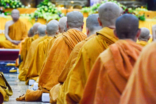 Chùm ảnh: Hàng ngàn Tăng Ni hệ phái Khất Sĩ trì bình khất thực