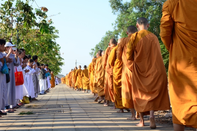 Chùm ảnh: Hàng ngàn Tăng Ni hệ phái Khất Sĩ trì bình khất thực