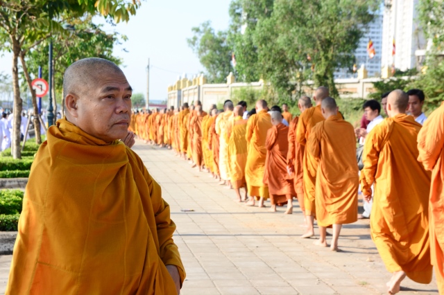 Chùm ảnh: Hàng ngàn Tăng Ni hệ phái Khất Sĩ trì bình khất thực