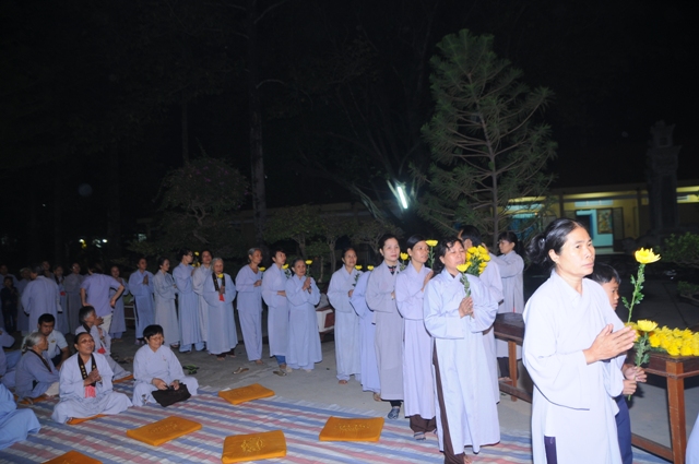 Tổ đình Phước Viên dâng hoa cúng dường Đức Phật thành đạo