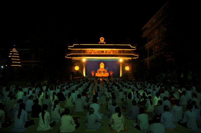Tổ đình Phước Viên dâng hoa cúng dường Đức Phật thành đạo