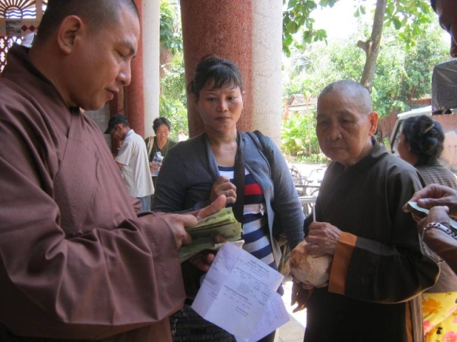 Phật giáo Khánh Hòa làm từ thiện năm 2013 trên 15 tỷ đồng