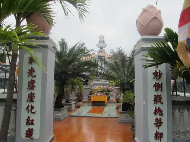 Về chùa lễ Phật đầu năm