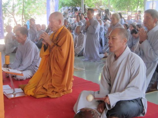 Lễ vía Phật  A Di Đà ở chùa Mỹ Long