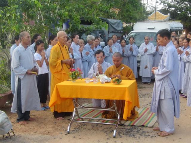 Lễ vía Phật  A Di Đà ở chùa Mỹ Long