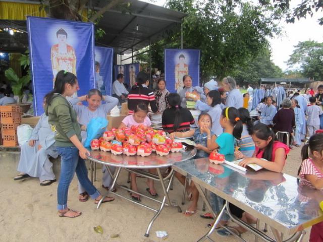 Lễ vía Phật  A Di Đà ở chùa Mỹ Long