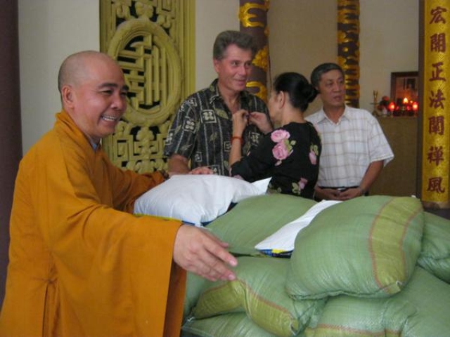 Phật giáo Khánh Hòa làm từ thiện năm 2013 trên 15 tỷ đồng