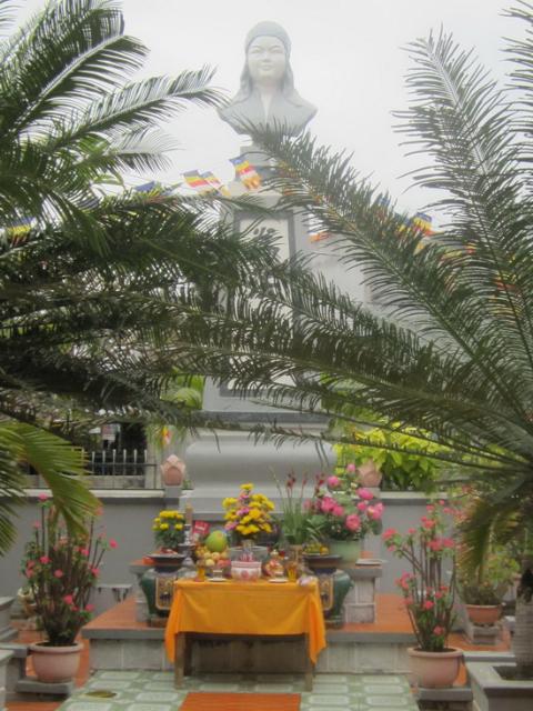 Về chùa lễ Phật đầu năm