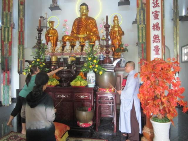 Về chùa lễ Phật đầu năm