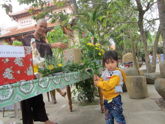 Về chùa lễ Phật đầu năm