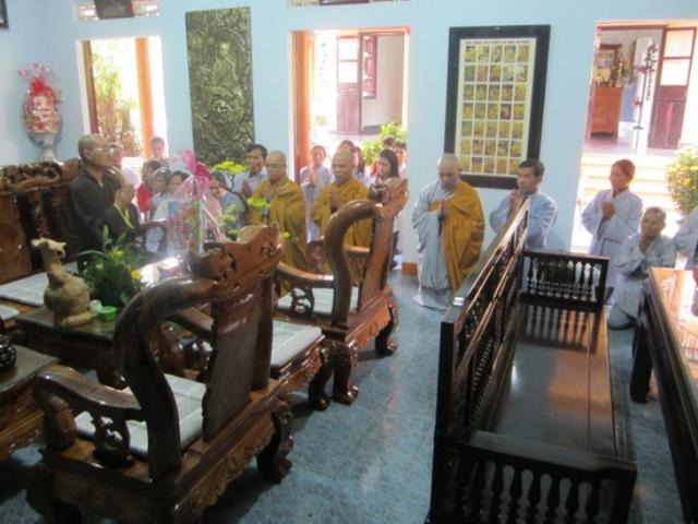 Về chùa lễ Phật đầu năm