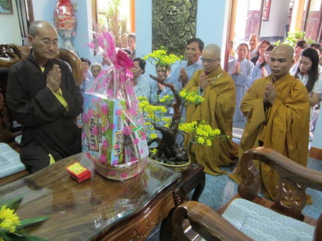 Về chùa lễ Phật đầu năm