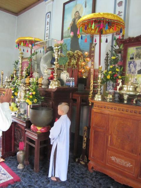 Về chùa lễ Phật đầu năm