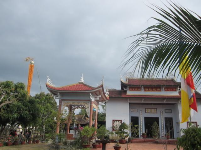 Về chùa lễ Phật đầu năm