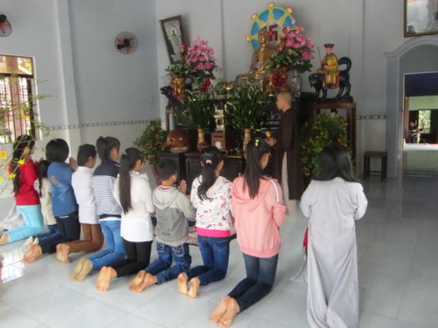 Về chùa lễ Phật đầu năm