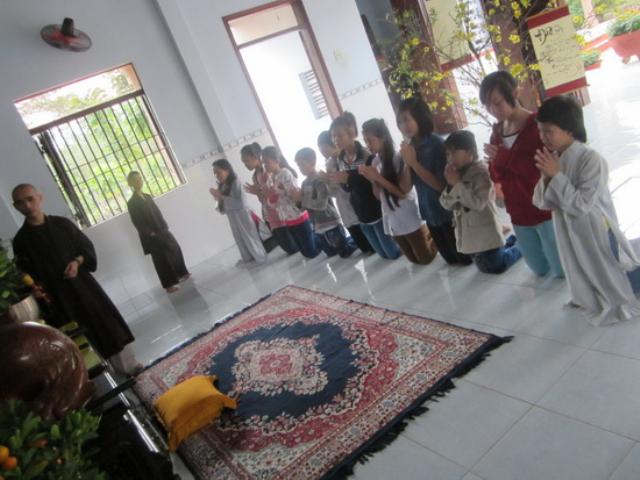 Về chùa lễ Phật đầu năm