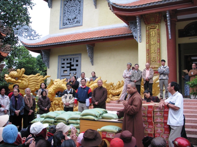 Bình Dương: CLB Những Tấm Lòng Vàng, chùa Tịnh Nghiêm từ thiện tại miền Trung