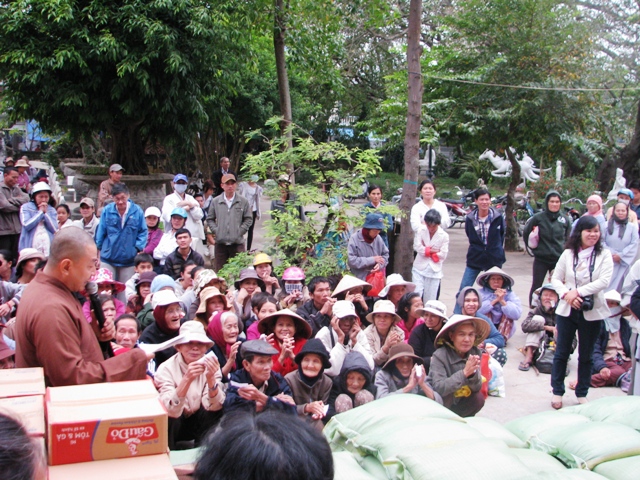 Bình Dương: CLB Những Tấm Lòng Vàng, chùa Tịnh Nghiêm từ thiện tại miền Trung