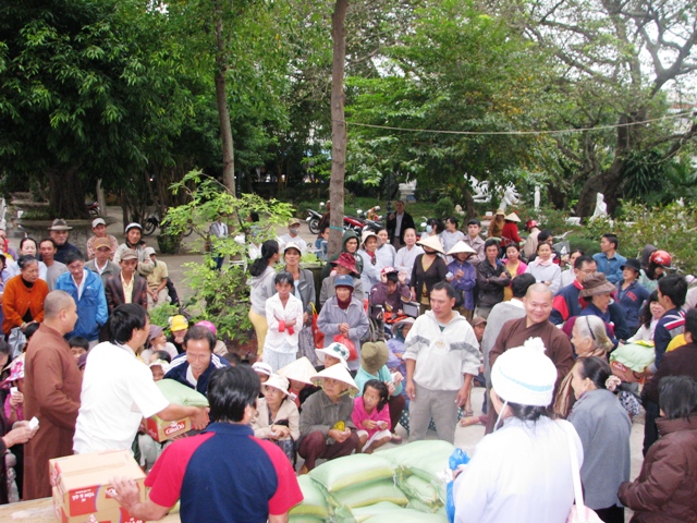 Bình Dương: CLB Những Tấm Lòng Vàng, chùa Tịnh Nghiêm từ thiện tại miền Trung