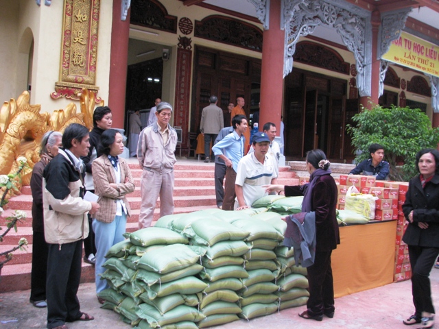 Bình Dương: CLB Những Tấm Lòng Vàng, chùa Tịnh Nghiêm từ thiện tại miền Trung