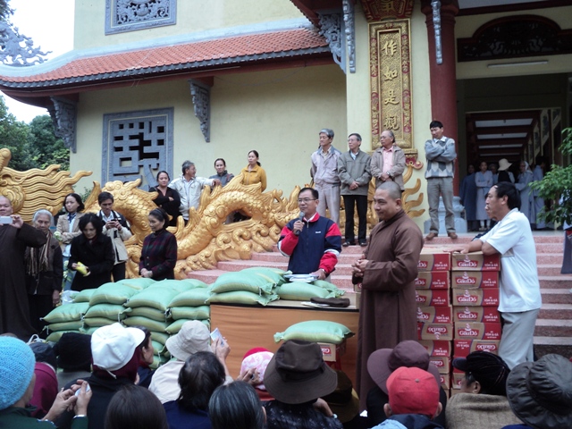 Bình Dương: CLB Những Tấm Lòng Vàng, chùa Tịnh Nghiêm từ thiện tại miền Trung