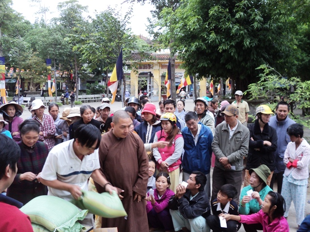 Bình Dương: CLB Những Tấm Lòng Vàng, chùa Tịnh Nghiêm từ thiện tại miền Trung
