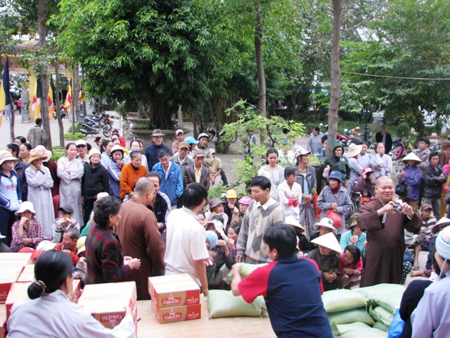 Bình Dương: CLB Những Tấm Lòng Vàng, chùa Tịnh Nghiêm từ thiện tại miền Trung