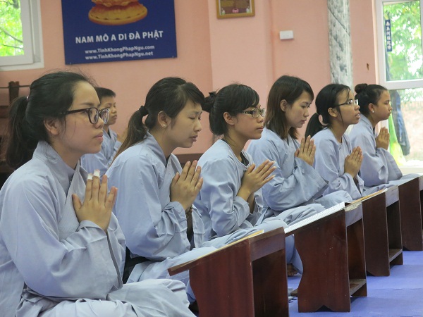 Hà Nội: Giới Trẻ lên Chùa tập sự xuất gia