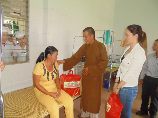 Bình Phước: Bối Diệp Thất thăm và tặng quà tại BV Bù Đăng