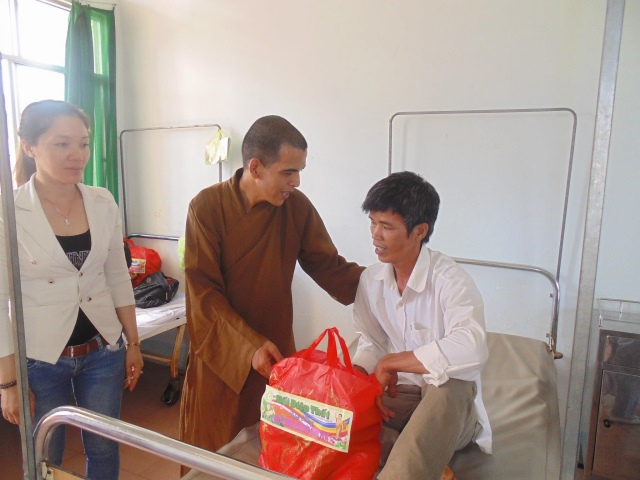 Bình Phước: Bối Diệp Thất thăm và tặng quà tại BV Bù Đăng