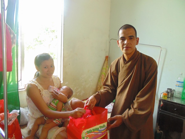 Bình Phước: Bối Diệp Thất thăm và tặng quà tại BV Bù Đăng