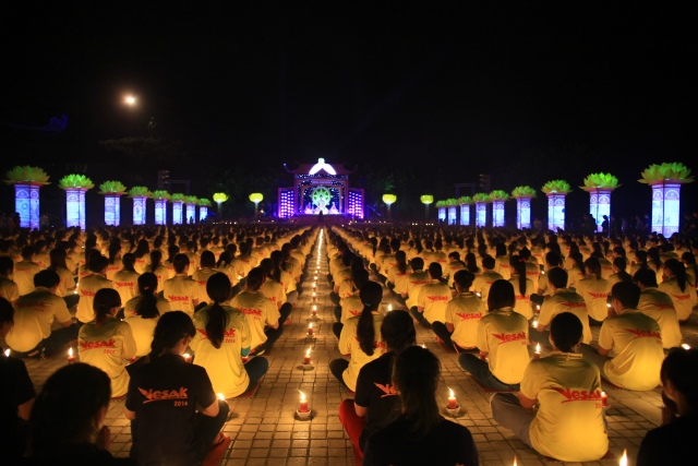 Vesak 2014: Huyền nhiệm đêm thắp nến cầu nguyện hòa bình thế giới
