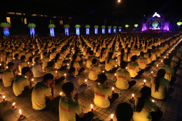 Vesak 2014: Huyền nhiệm đêm thắp nến cầu nguyện hòa bình thế giới