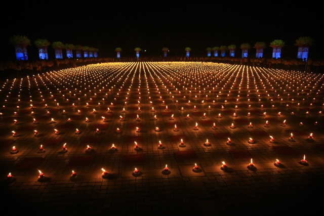 Vesak 2014: Huyền nhiệm đêm thắp nến cầu nguyện hòa bình thế giới