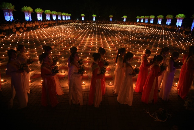 Vesak 2014: Huyền nhiệm đêm thắp nến cầu nguyện hòa bình thế giới
