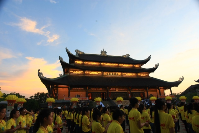 Vesak 2014: Huyền nhiệm đêm thắp nến cầu nguyện hòa bình thế giới