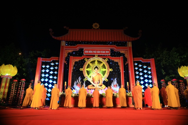 Vesak 2014: Huyền nhiệm đêm thắp nến cầu nguyện hòa bình thế giới
