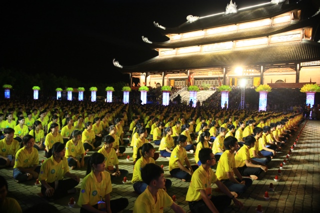 Vesak 2014: Huyền nhiệm đêm thắp nến cầu nguyện hòa bình thế giới