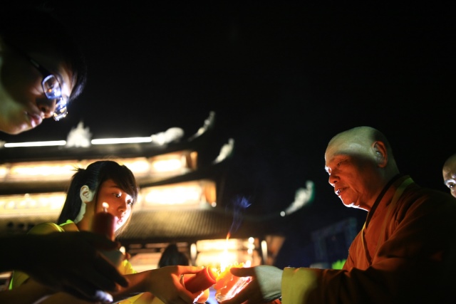 Vesak 2014: Huyền nhiệm đêm thắp nến cầu nguyện hòa bình thế giới