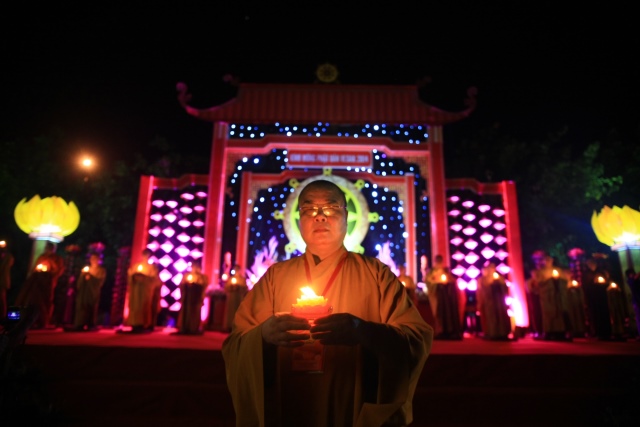 Vesak 2014: Huyền nhiệm đêm thắp nến cầu nguyện hòa bình thế giới