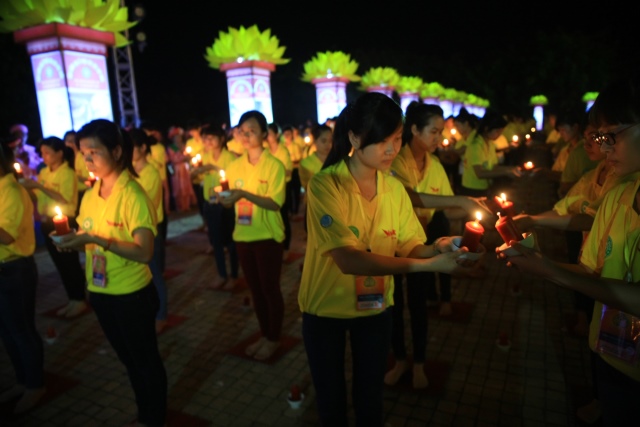 Vesak 2014: Huyền nhiệm đêm thắp nến cầu nguyện hòa bình thế giới