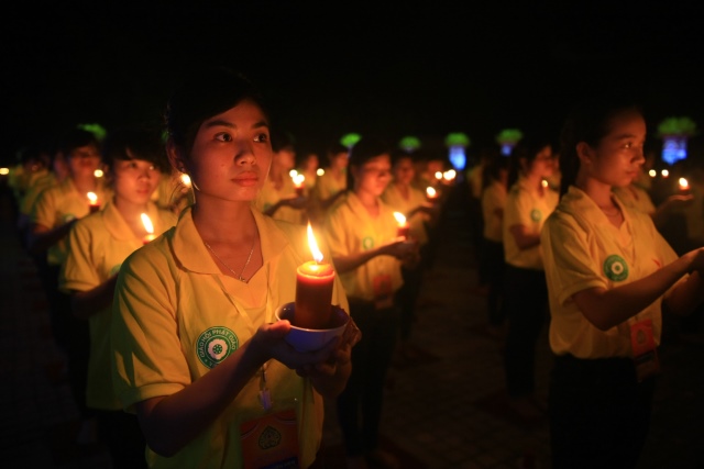 Vesak 2014: Huyền nhiệm đêm thắp nến cầu nguyện hòa bình thế giới