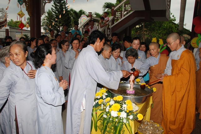Long An: Tắm Phật cùng Diễu hành tại thị trấn Cần Giuộc