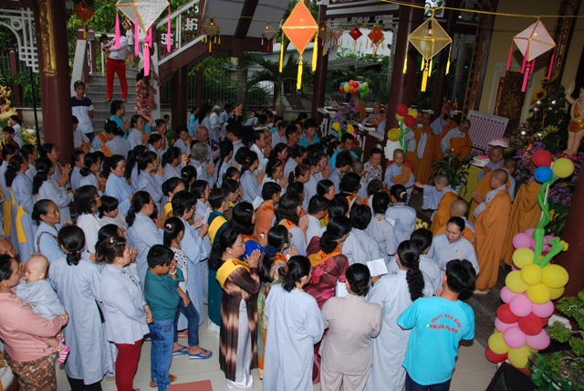 Long An: Tắm Phật cùng Diễu hành tại thị trấn Cần Giuộc