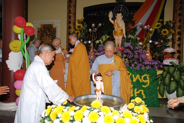 Long An: Tắm Phật cùng Diễu hành tại thị trấn Cần Giuộc